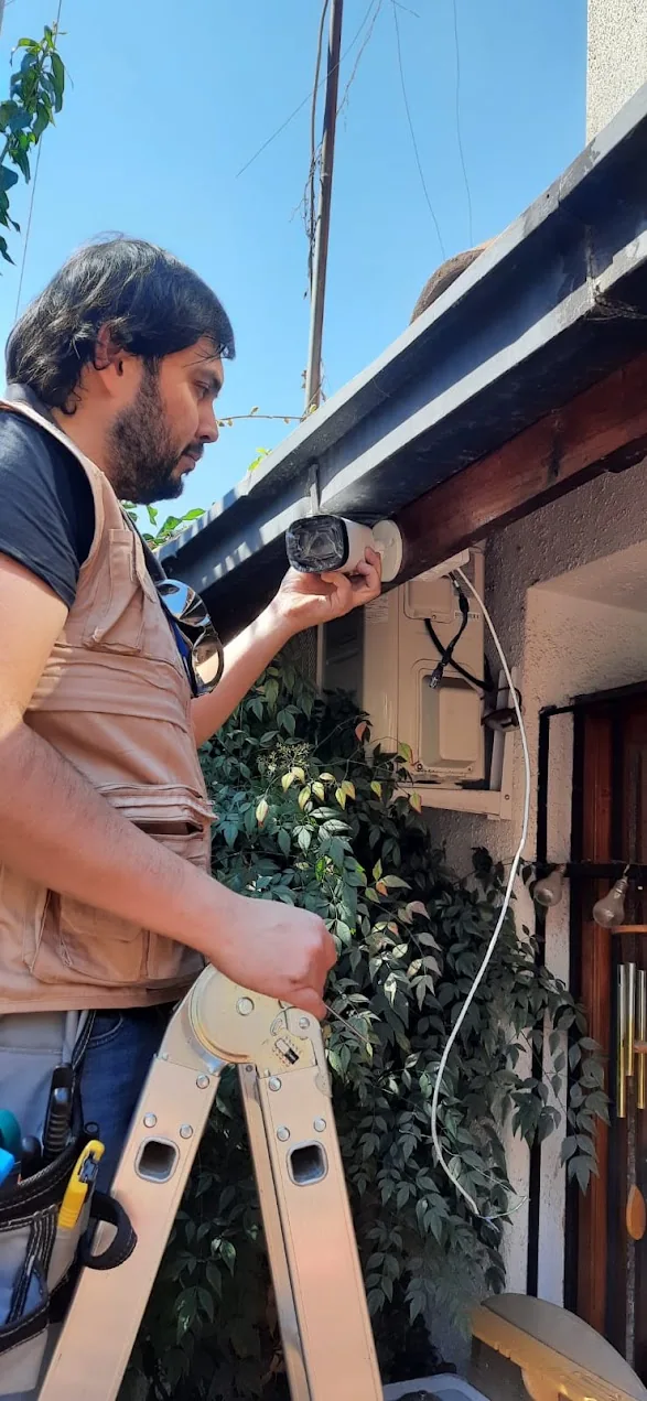 Técnico instalando una cámara de seguridad